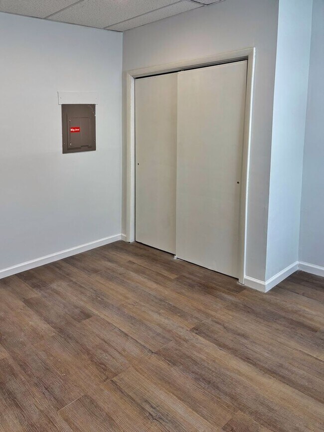 Building Photo - 1002 S 6th St