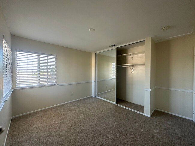 Building Photo - 39542 Del Val Dr