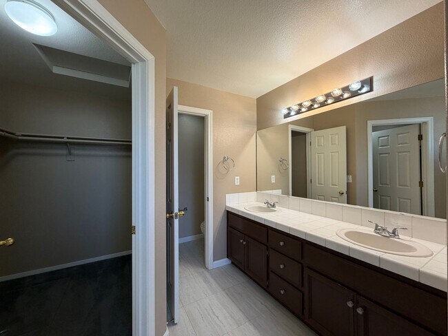 Building Photo - 221 Endeavor Ln