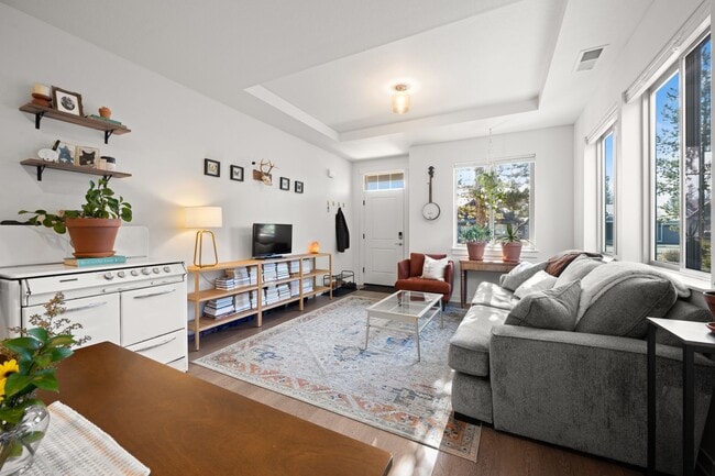 Building Photo - Beautiful Home with Modern Comforts