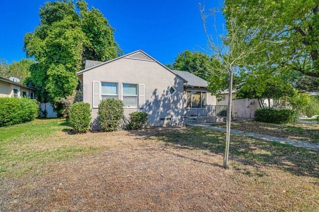 Building Photo - 4+2 Downtown Truxtun Ave Charm!