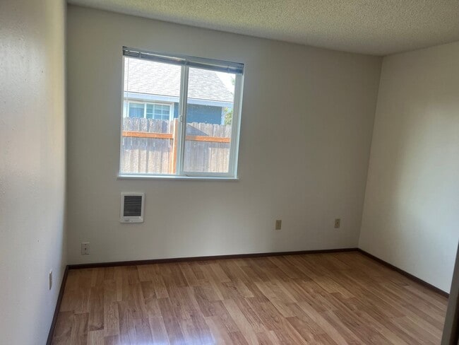 Building Photo - Open Concept: 3 Bed, 1.5 Bath Hidden Gem!