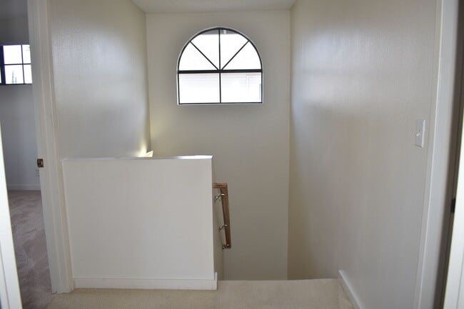 Building Photo - 3/2.5 West Loch Estates Single Family Home