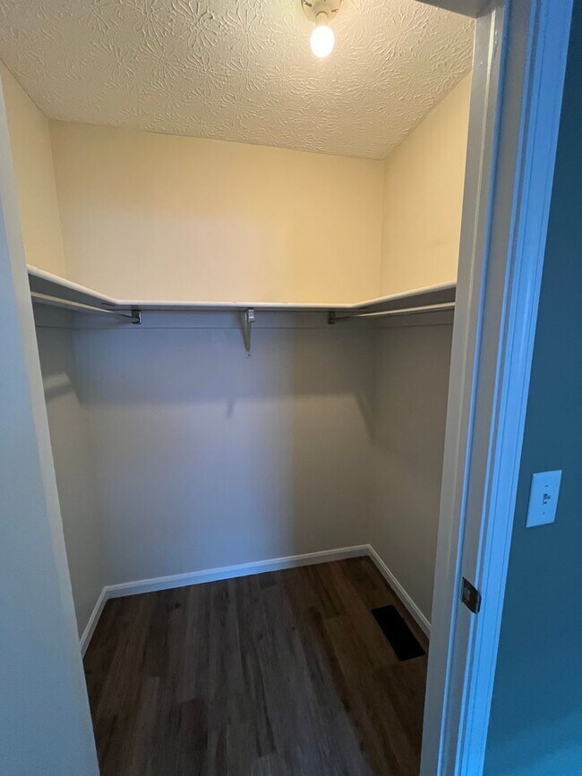 Building Photo - Fantastic 3 bedroom 2 bathroom single family home Johnstown