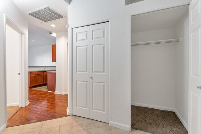 Building Photo - A Great modern 2 Bed / One bath for rent