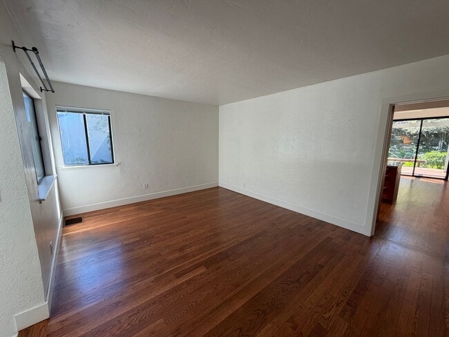 Building Photo - NIcely Updated Mill Valley 3x2 home with large yard, garage, HW floors, laundry