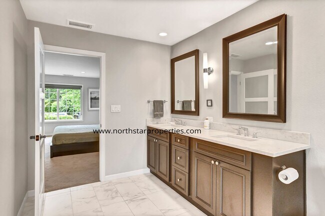 Building Photo - Lake Oswego Perfection