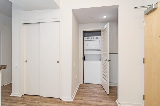 Building Photo - Modern Downtown 1 Bedroom with balcony at ...
