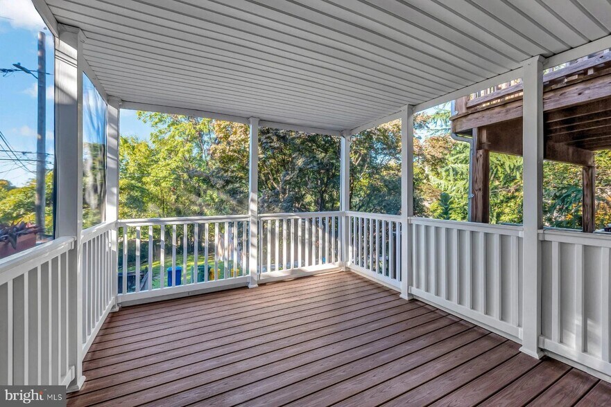 screened in porch - 3152 Remington Ave