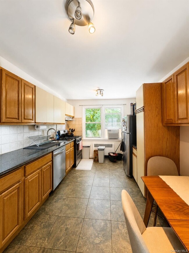 Building Photo - 43 1/2 Carpenter Ave