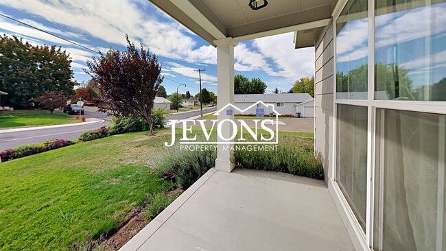 Building Photo - Spacious 4-bedroom home with fully equippe...