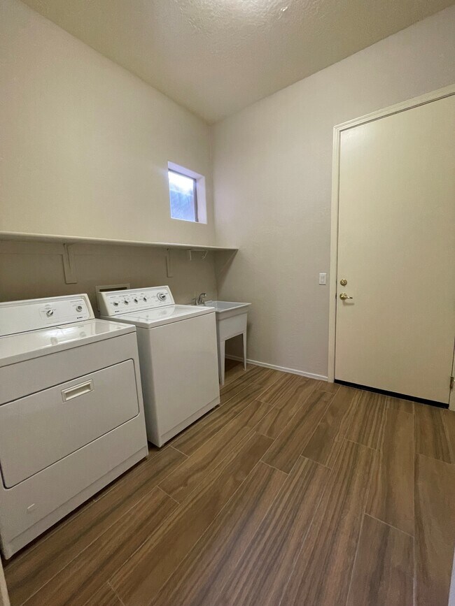 Building Photo - 5649 N Bentley Ct