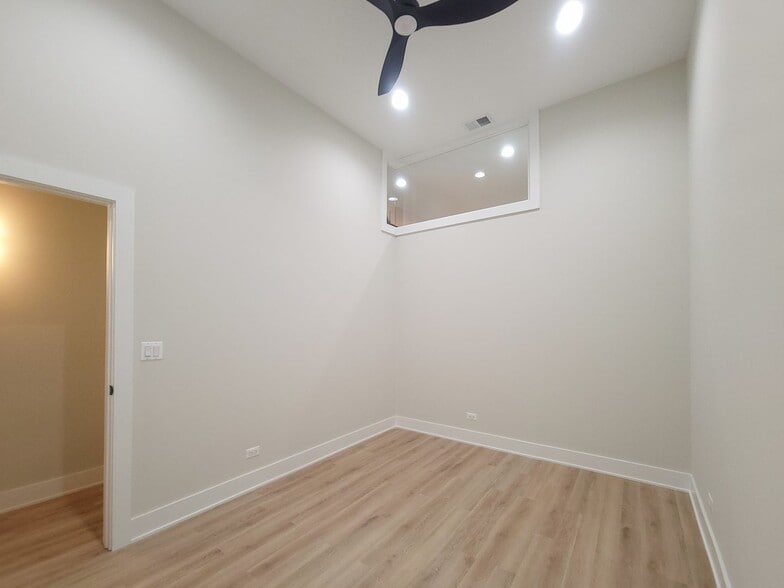 Building Photo - 3829 N Southport Ave