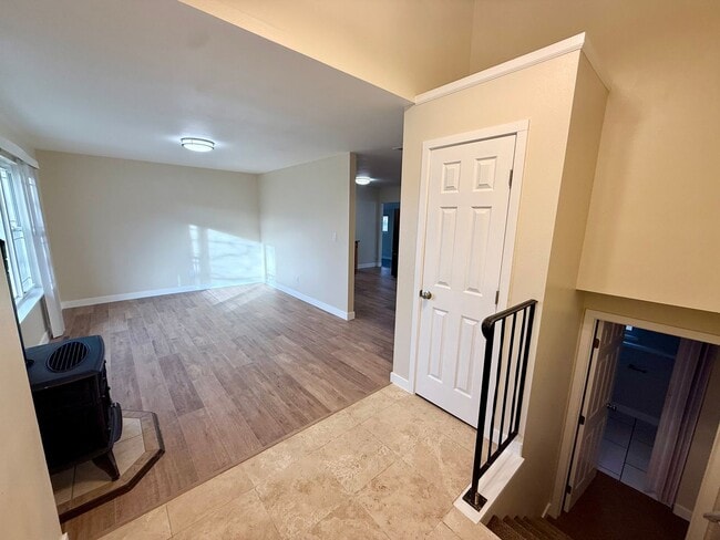 Building Photo - Great 3 bedroom 2 bath Home with Attached ...