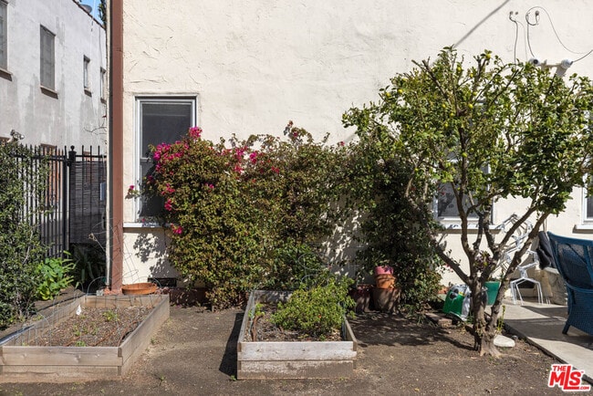 Building Photo - 6620 W 6th St