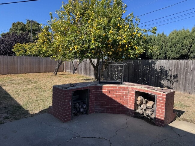 Building Photo - 870 Pearl Dr