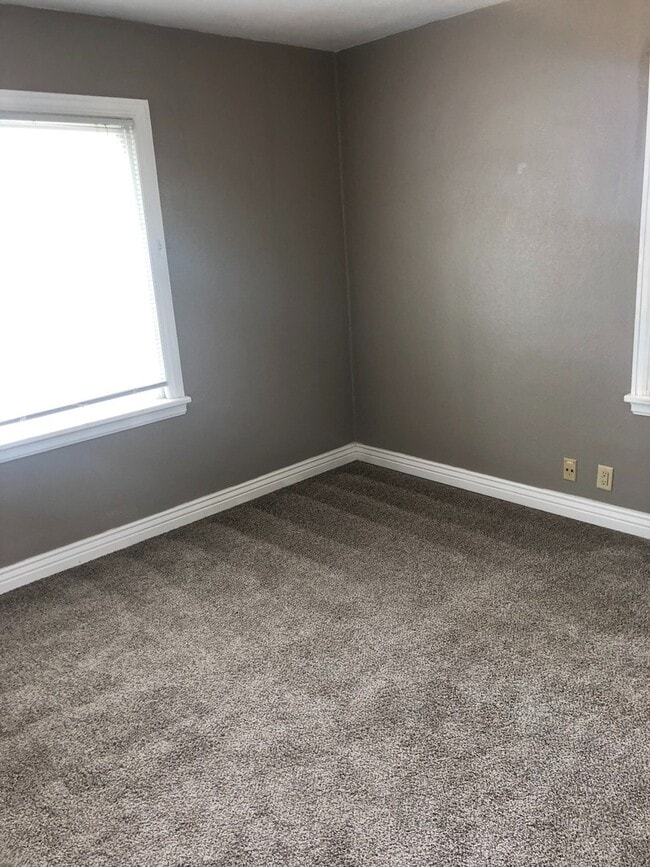 Building Photo - 2 Bedroom, 1 Bathroom Main Level Unit
