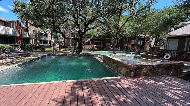 Building Photo - Ready for immediate move in!