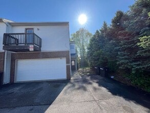 Building Photo - 3 Bedroom 3.5 Bath Townhouse