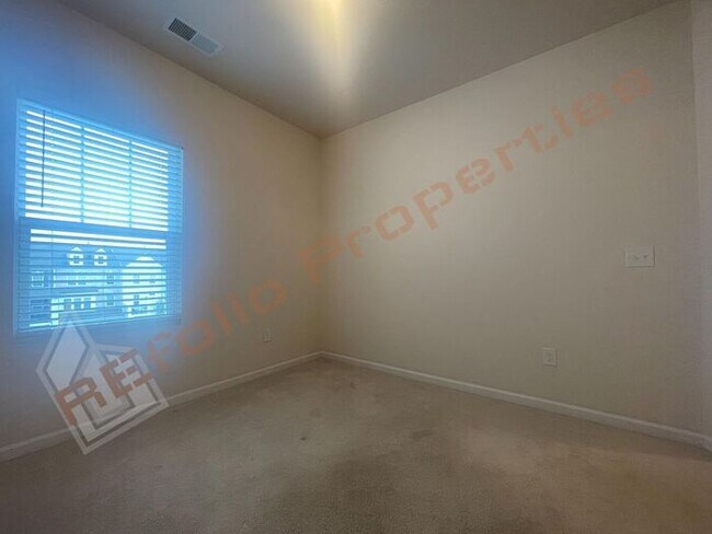 Building Photo - Luxury 3 Story 4 BD/3.5 Bath Townhome @ Sm...