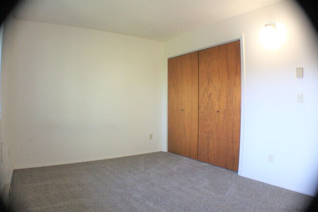 Building Photo - Large 2 bedroom 1 bathroom in the heart of...