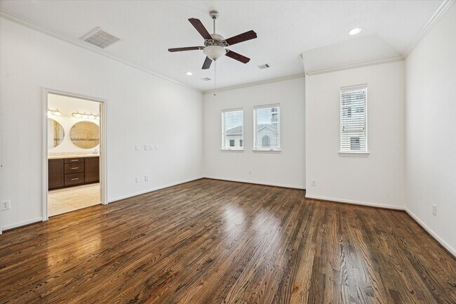 Building Photo - 1124 W 24th St