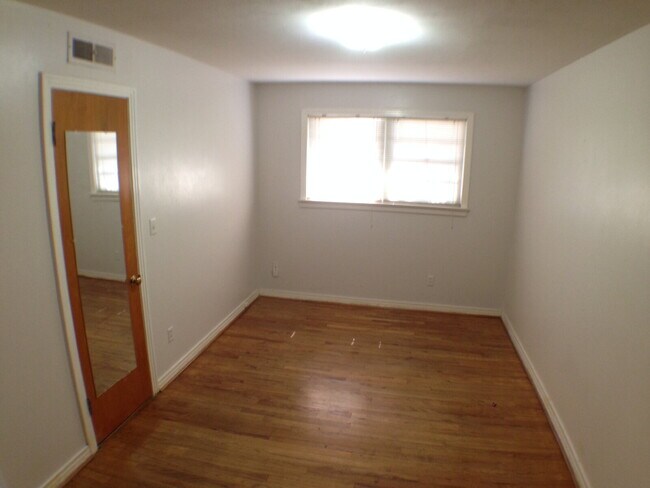 Building Photo - House with Wood Floors Convenient to Medic...