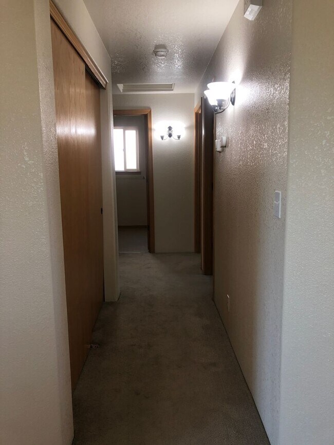Building Photo - This beautifully maintained 3 bedroom, 2 b...
