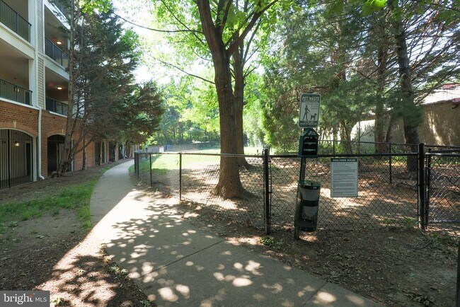 Building Photo - 4870 Eisenhower Ave