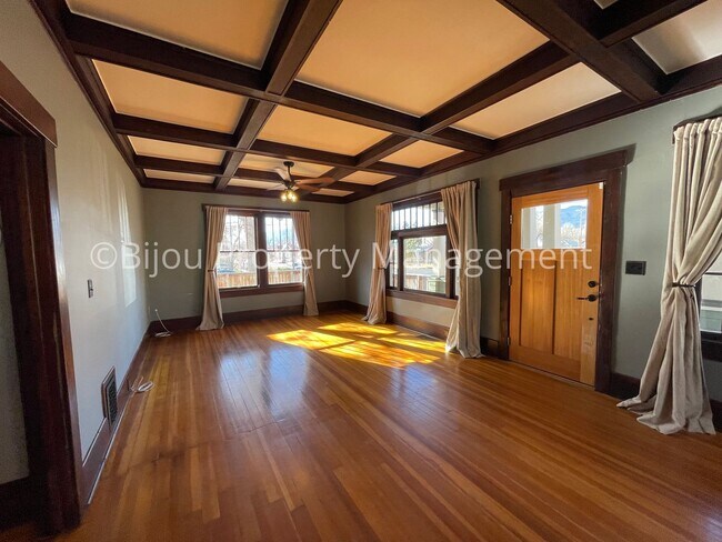 Building Photo - Charming Downtown Bungalow