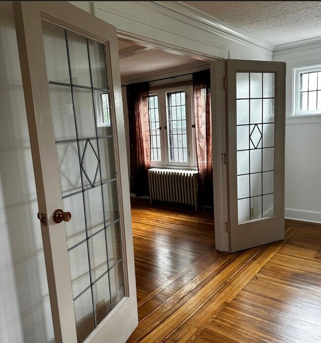 Building Photo - 9 Hickory St