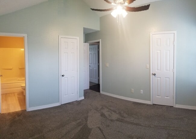 Building Photo - 4 bedroom..3 bath split level home for ren...