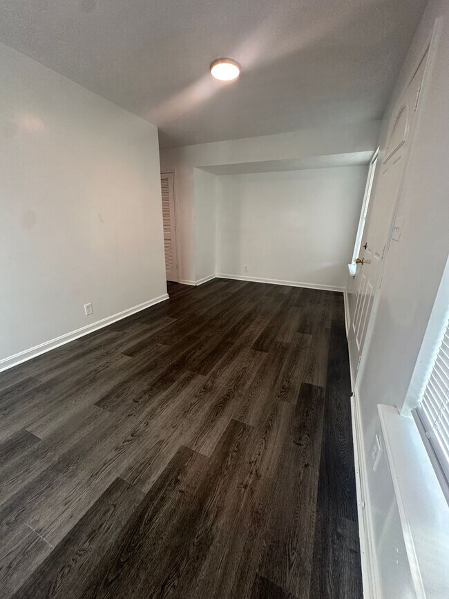 Building Photo - 5 Bed / 1.5 Bath