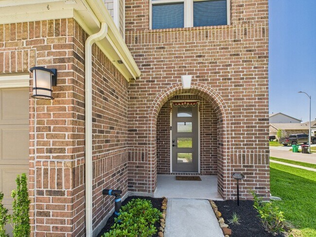 Building Photo - 15643 Fellswood Dr