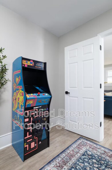 Building Photo - 913 Hutton St