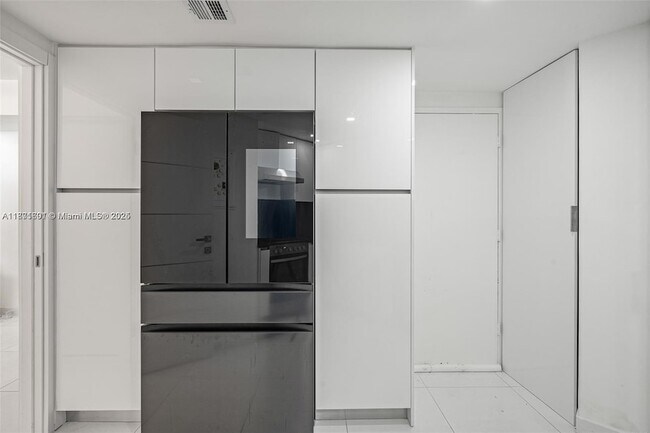 Building Photo - 999 Brickell Bay Dr