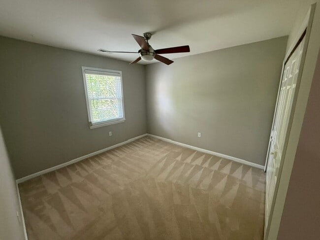 Building Photo - Lovely and Spacious 3 Bedroom 2.5 Bathroom...
