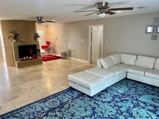 Building Photo - 2419 Briarlee Dr