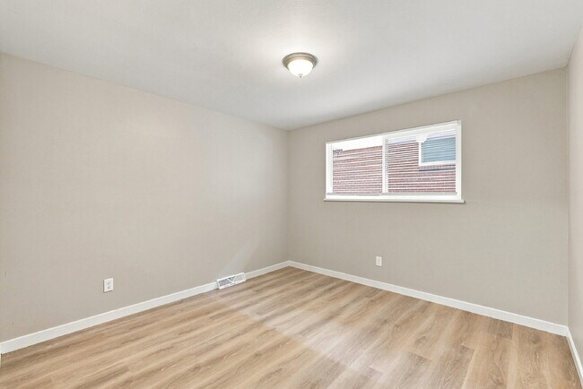Building Photo - $2,240.95 with $300 Off the first month's rent, 4 Beds, 2 Baths, Triplex Unit in Littleton with W...