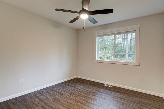 Building Photo - Updated 2-Bedroom Home with Bonus Room on ...