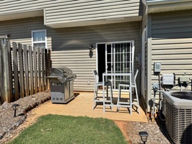 Building Photo - Wonderful townhome in Perfect Location
