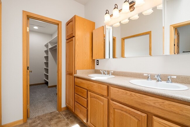 Building Photo - Executive 3-Bed Ranch Main Level - Private...