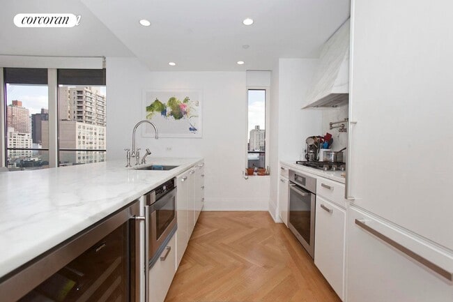 Building Photo - 305 E 85th St
