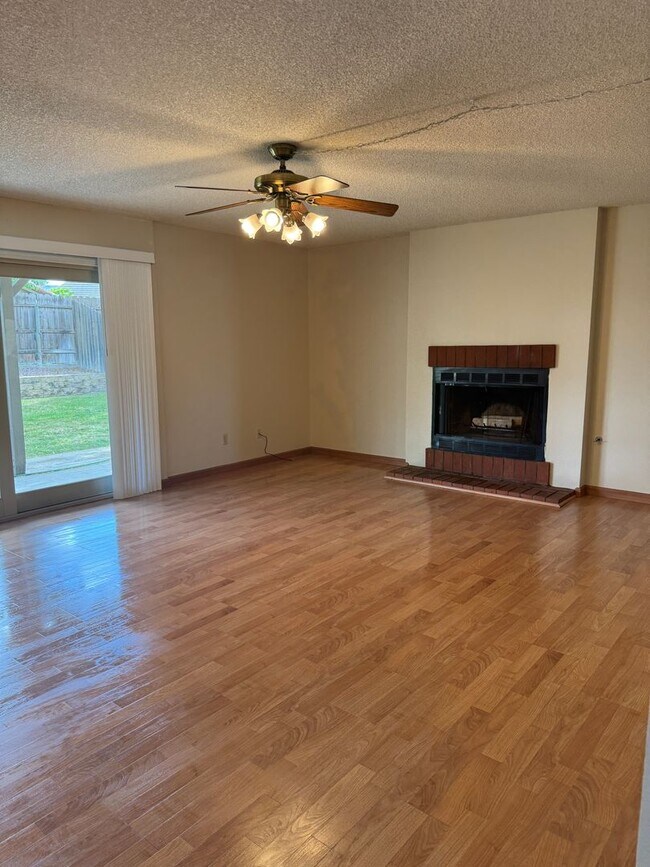 Building Photo - 4 bedroom 2.5 bathroom