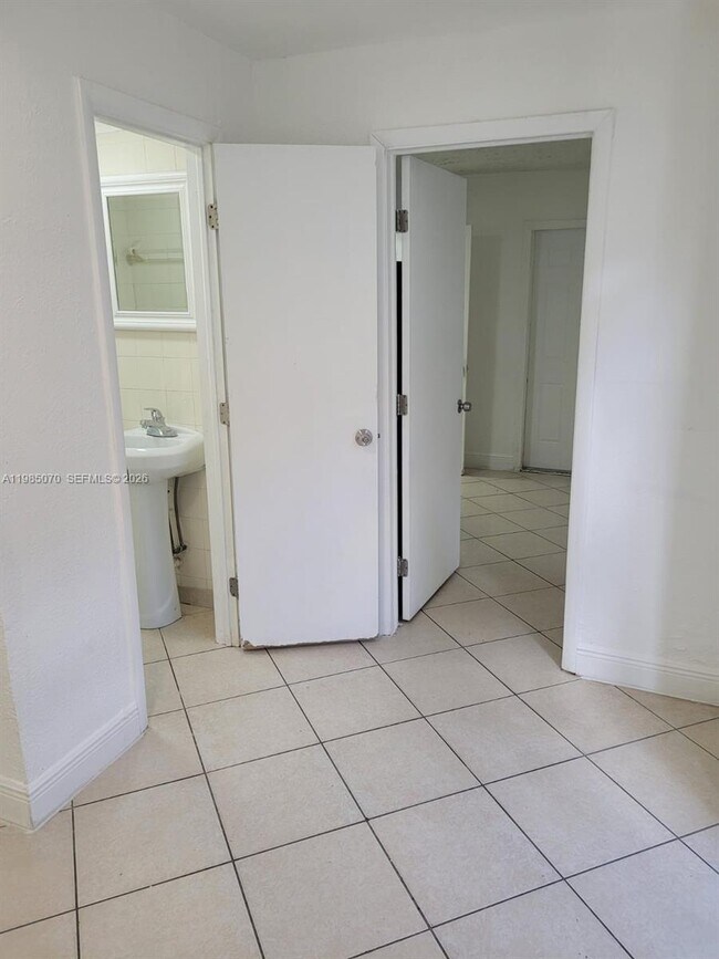 Building Photo - 2910 NW 6th Ct