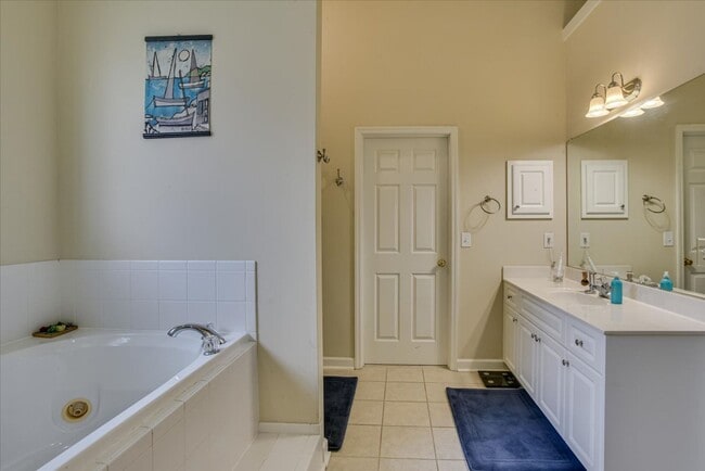 Building Photo - 5 bedroom/3.5 bathroom home in Evans with ...