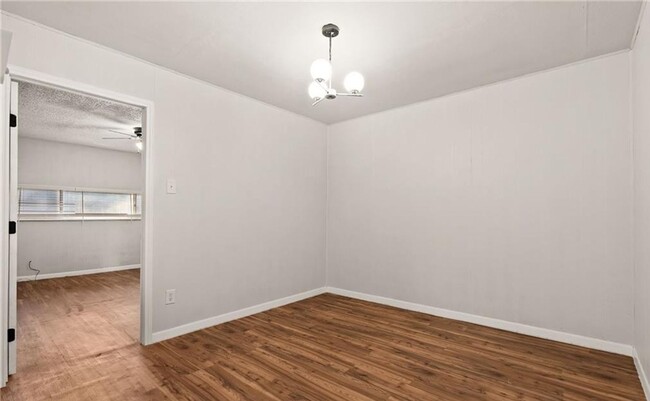 Building Photo - Renovated 4-bedroom 1.5 bathroom home!  Ho...