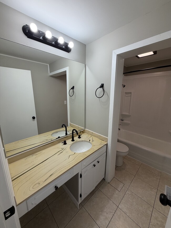 Building Photo - 2504 Campbell Dr