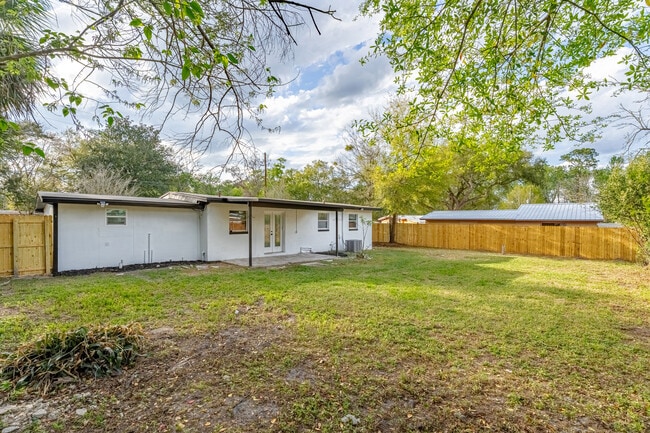 Building Photo - 2111 Bourget Dr