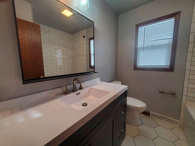 Building Photo - 3 Bedroom Single Family Ranch Home